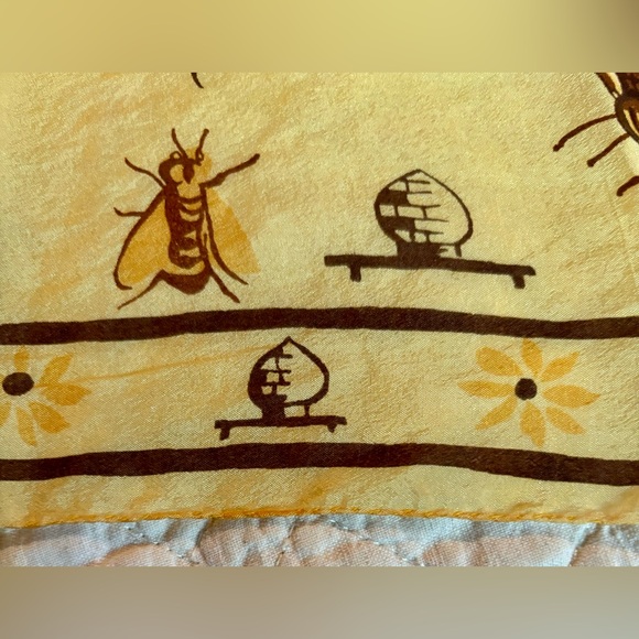 🐝Bee-themed Square Scarf - very unique & RARE🐝 - Picture 2 of 7